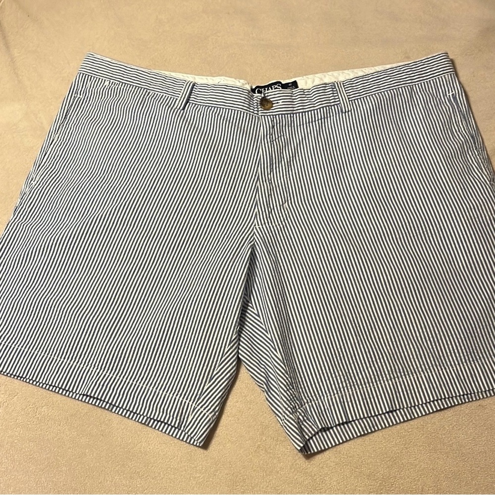 EUC CHAPS Men’s Blue & White Flat Front Seersucker Shorts